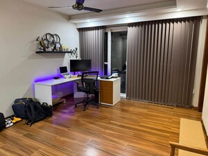 Room in 4 BHK Apartment at BPTP Amstoria, Sector 102 – for Sale