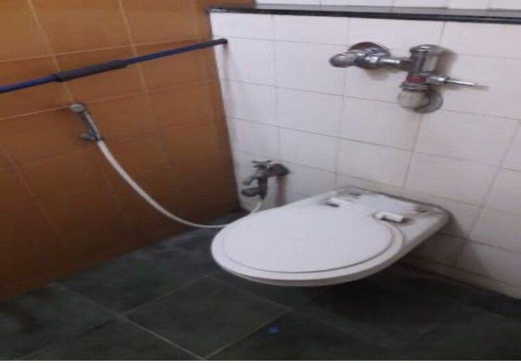 Bathroom, everest-world-aspen 3 Bedroom 700 Sq.Ft. Apartment In Dhokali Thane 10708190