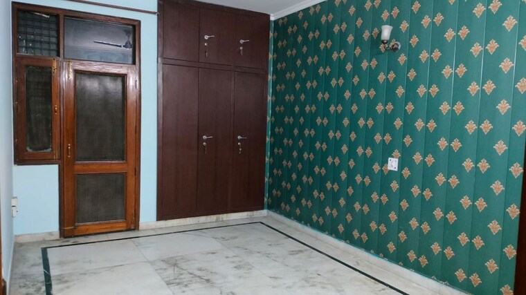 Room, sector 15a 3 Bedroom 200 Sq.Mt. Independent House In Sector 15a Noida 10708284