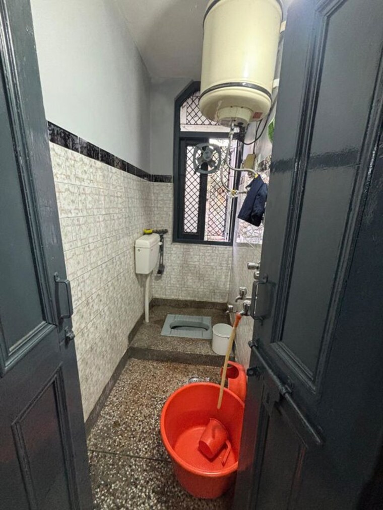 Bathroom, rohini sector 16 2 Bedroom 500 Sq.Ft. Builder Floor In Rohini Sector 16 Delhi 10708309