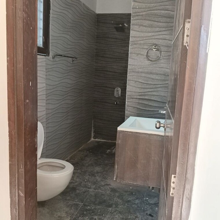 Bathroom, unitech-south-city-ii 3 Bedroom 2100 Sq.Ft. Builder Floor In Sector 50 Gurgaon 10708340