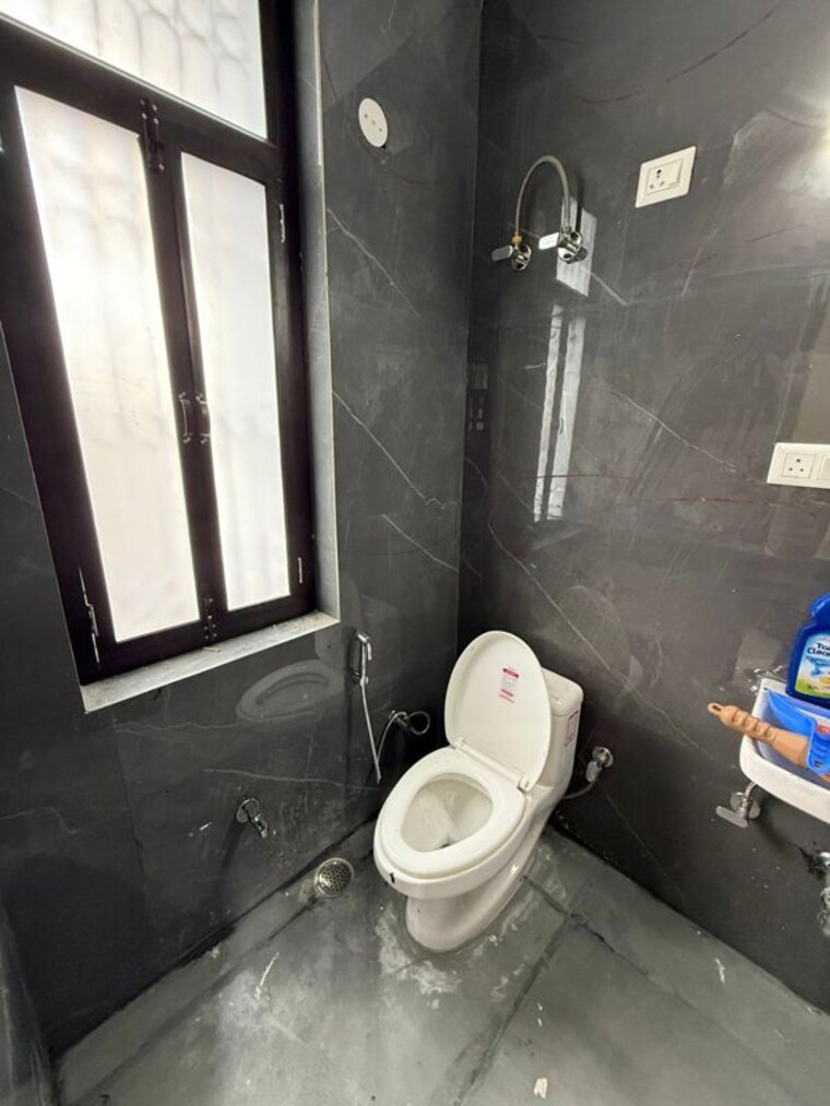 Bathroom, dlf phase i 1 Bedroom 120 Sq.Yd. Builder Floor In Dlf Phase I Gurgaon 10708402