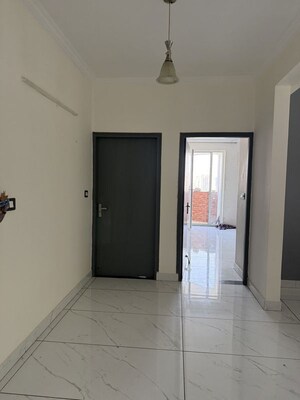 Furnished Amenities in 3.5 BHK Apartment at Unitech South City Heights, Sector 41 – for Rent