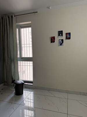 Room in 3.5 BHK Apartment at Unitech South City Heights, Sector 41 – for Rent