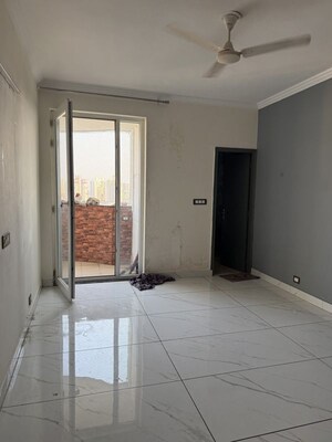 Furnished Amenities in 3.5 BHK Apartment at Unitech South City Heights, Sector 41 – for Rent