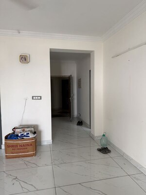 Furnished Amenities in 3.5 BHK Apartment at Unitech South City Heights, Sector 41 – for Rent