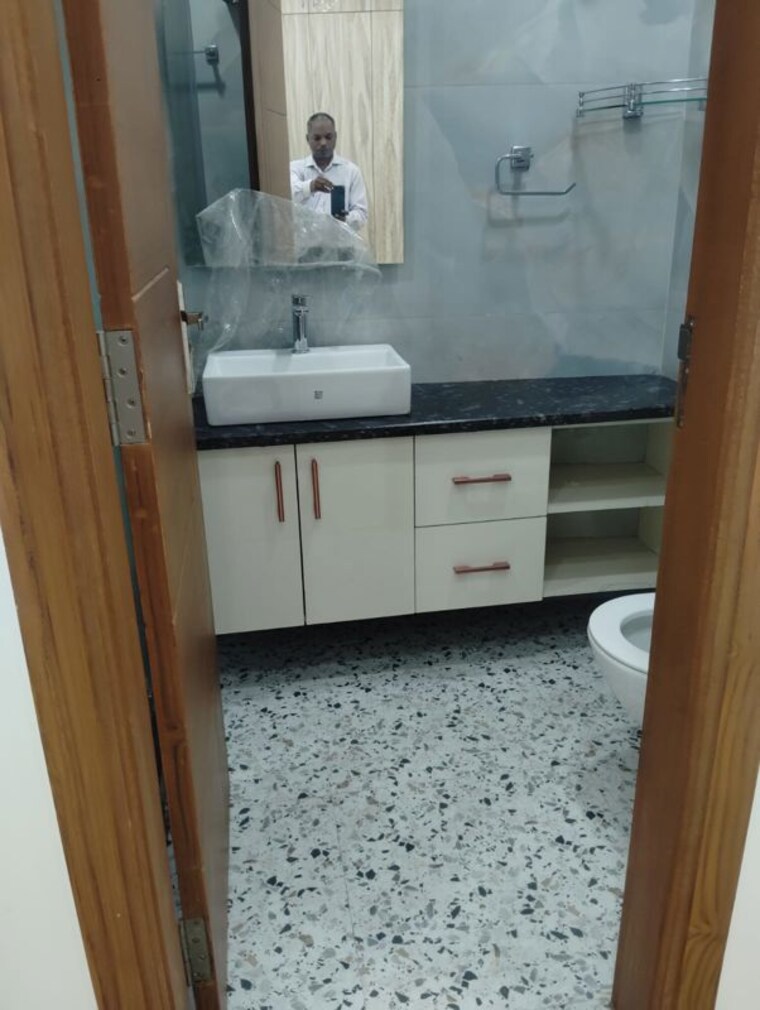 Bathroom, chittaranjan park 3 Bedroom 1500 Sq.Ft. Builder Floor In Chittaranjan Park Delhi 10708452