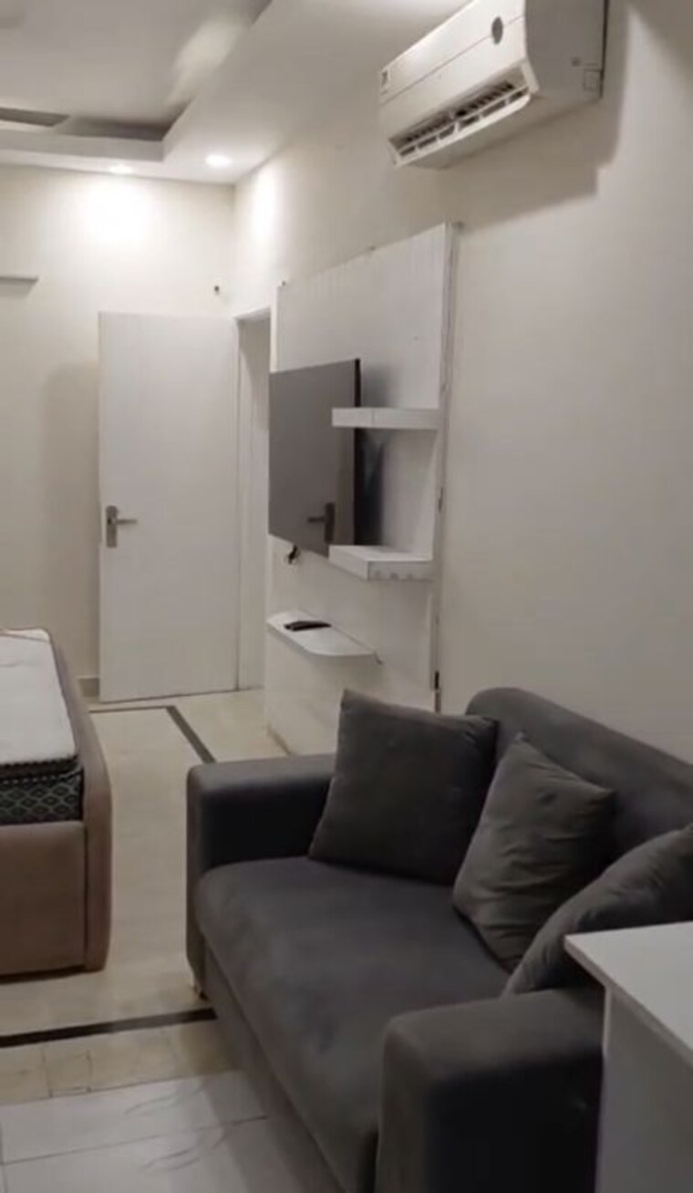 Bedroom, dlf phase i 2 Bedroom 100 Sq.Yd. Builder Floor In Dlf Phase I Gurgaon 10708456