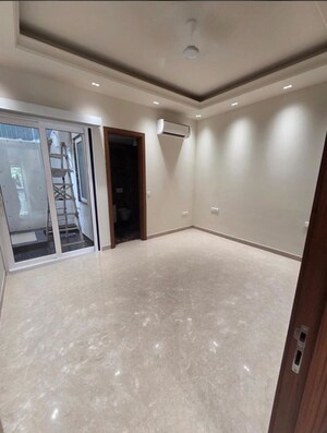 Room in 4 BHK Builder Floor at Panchsheel Enclave – for Rent