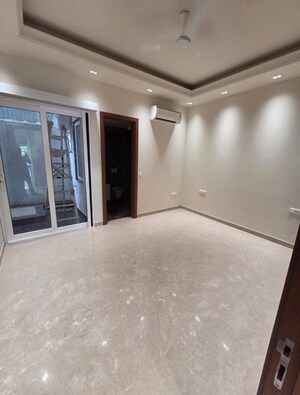 Room in 4 BHK Builder Floor at Panchsheel Enclave – for Rent
