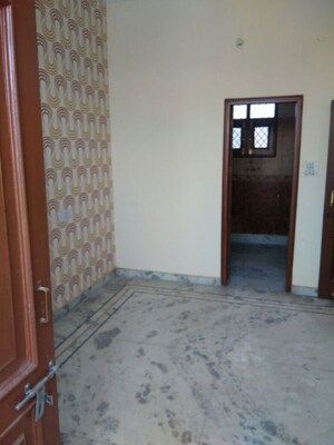 Room in 2 BHK Builder Floor at Sector 8 – for Rent