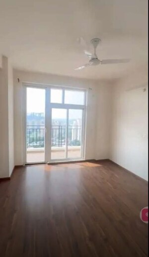 Room in 3 BHK Apartment at Omaxe The Palace, Gomti Nagar – for Rent