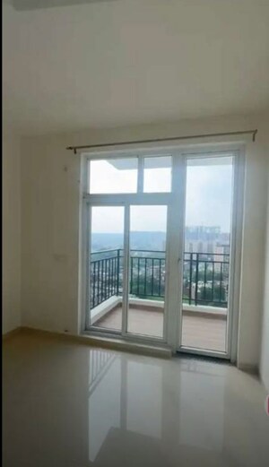 Room in 3 BHK Apartment at Omaxe The Palace, Gomti Nagar – for Rent