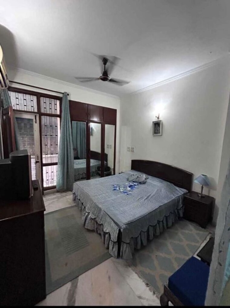 Bedroom, east of kailash 2 Bedroom 1500 Sq.Ft. Builder Floor In East Of Kailash Delhi 10708624