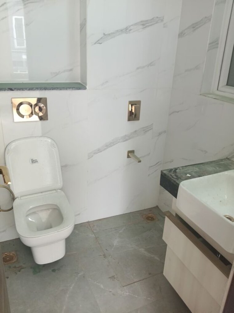 Bathroom, smart-world-orchard 3 Bedroom 1630 Sq.Ft. Builder Floor In Sector 61 Gurgaon 10708652