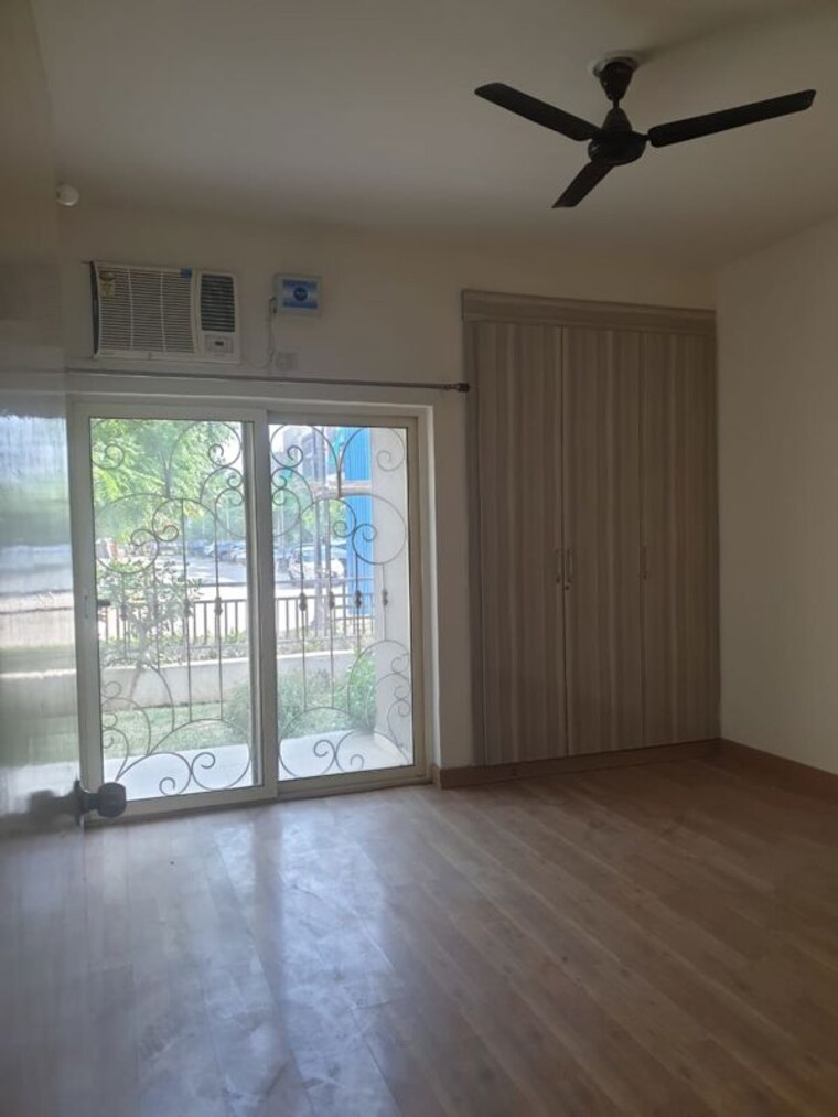 Room, puri-aman-vilas 3 Bedroom 350 Sq.Yd. Builder Floor In Sector 89 Faridabad 10708668