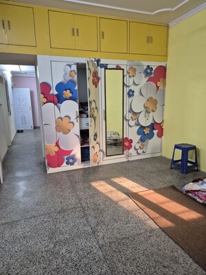 Room in 2.5 BHK Apartment at Mayur Vihar – for Sale