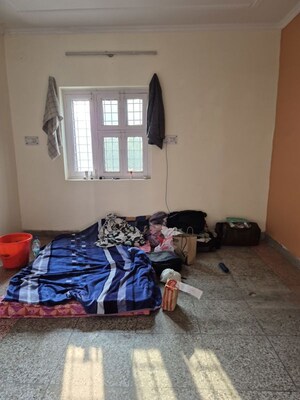 Room in 2.5 BHK Apartment at Mayur Vihar – for Sale