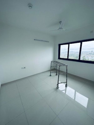 Room in 2 BHK Apartment at Amanora Gold Towers, Hadapsar – for Rent