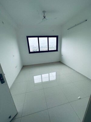 Room in 2 BHK Apartment at Amanora Gold Towers, Hadapsar – for Rent