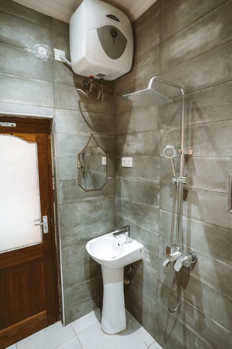 Bathroom, vineet khand Pg For Girls In Vineet Khand 10708877