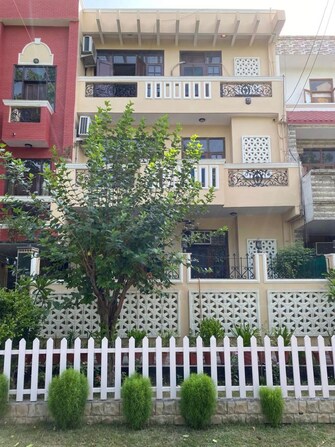2 BHK +  1250 Sq.Ft. Builder Floor in RWA Apartments Sector 52