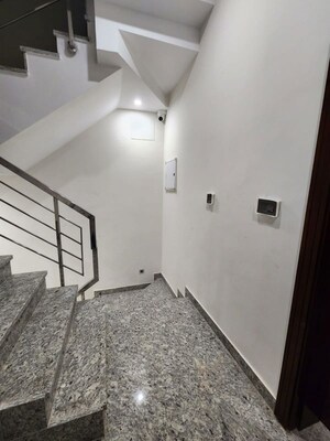 Room in 4 BHK Builder Floor at DLF Imperial Residences, Dlf Phase I – for Rent