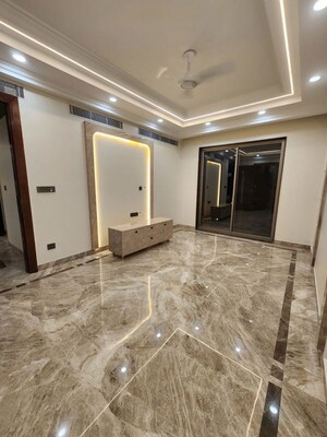 Room in 4 BHK Builder Floor at DLF Imperial Residences, Dlf Phase I – for Rent