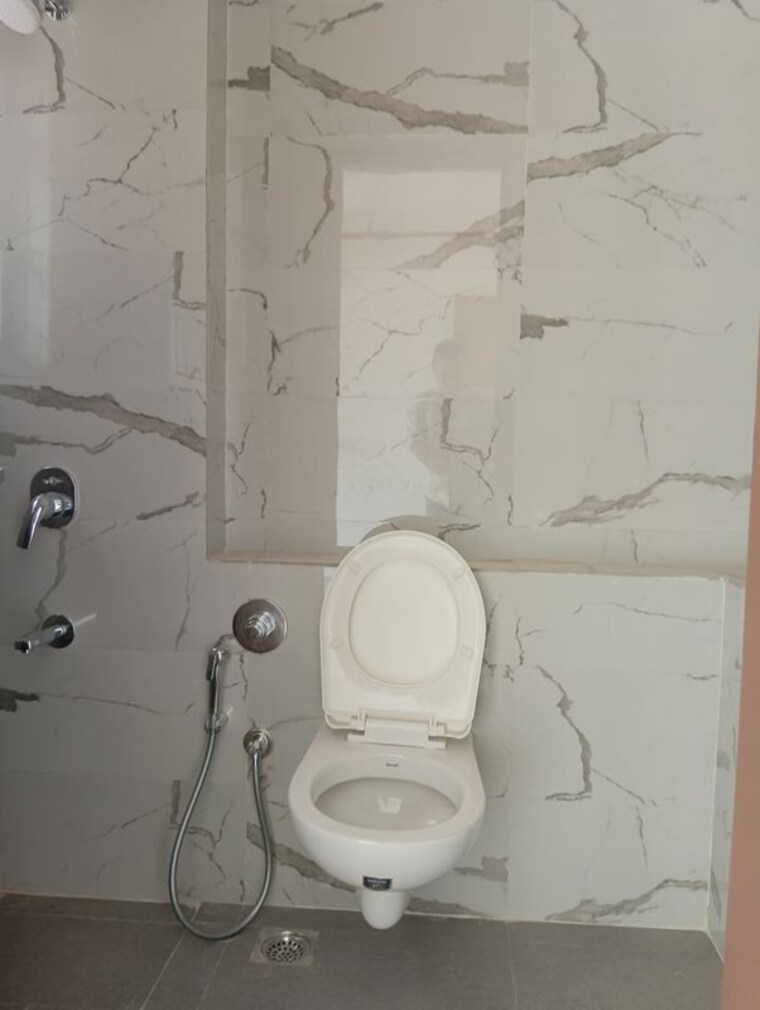 Bathroom, sheth-auris-bliss 2 Bedroom 677 Sq.Ft. Apartment In Malad West Mumbai 10709041
