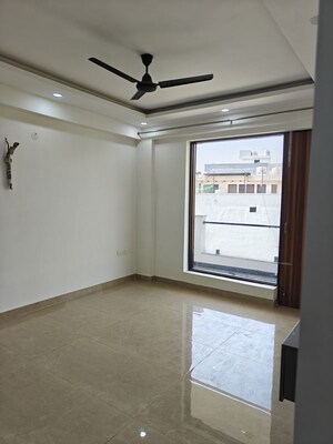 Room in 3.5 BHK Builder Floor at Ansal Plaza Sector-23, Sector 23 – for Rent