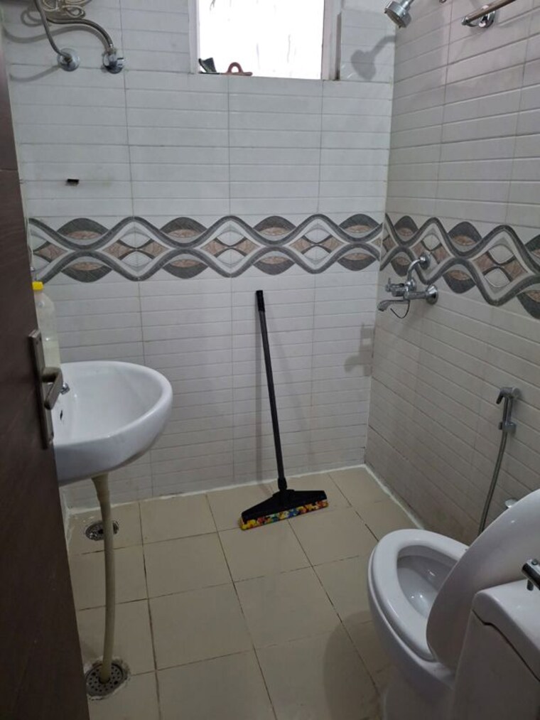 Bathroom, nk-savitry-enclave 1 Bedroom 600 Sq.Ft. Apartment In Vip Road Zirakpur 10709084
