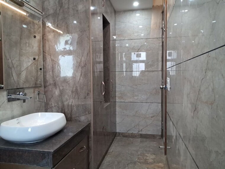 Bathroom, shivalik colony 3.5 Bedroom 200 Sq.Ft. Builder Floor In Shivalik Colony Delhi 10709119