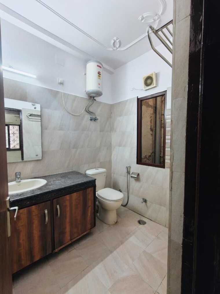 Bathroom, nehru enclave 2 Bedroom 1850 Sq.Ft. Builder Floor In Nehru Enclave Delhi 10709142