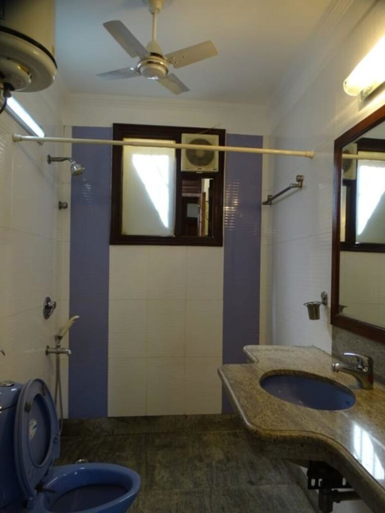 Bathroom, new friends colony 3 Bedroom 2400 Sq.Ft. Builder Floor In New Friends Colony Delhi 10709154