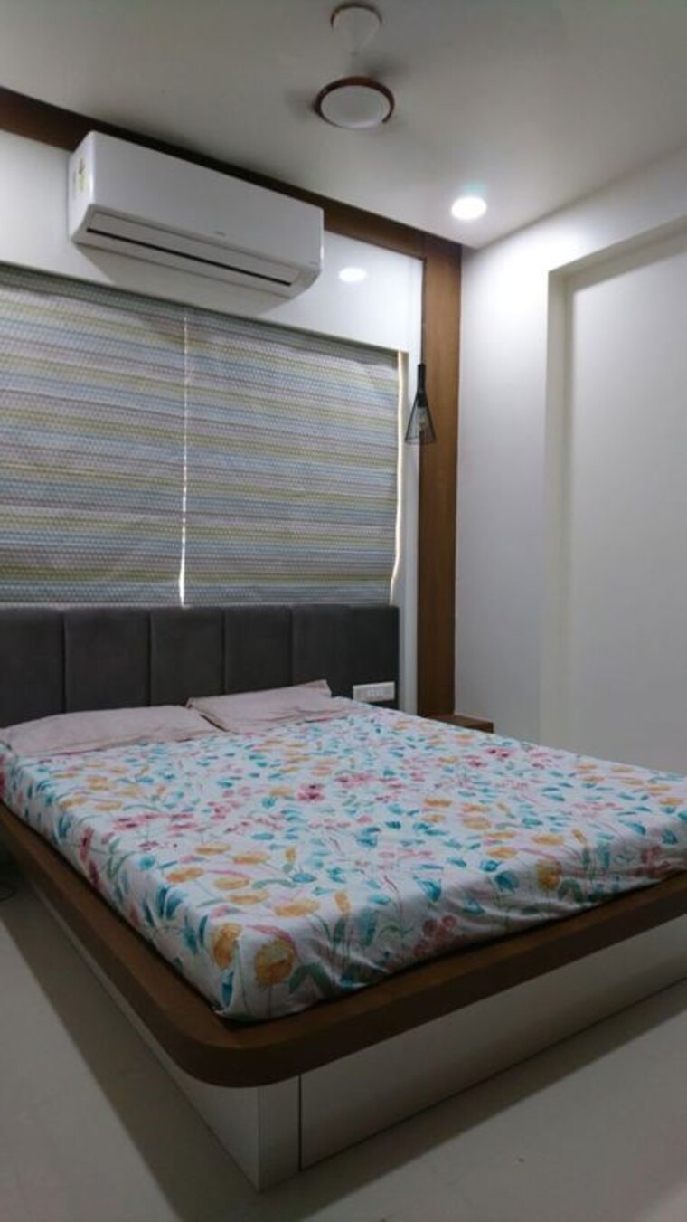 Bedroom, vineet khand Pg For Girls In Vineet Khand 10709164