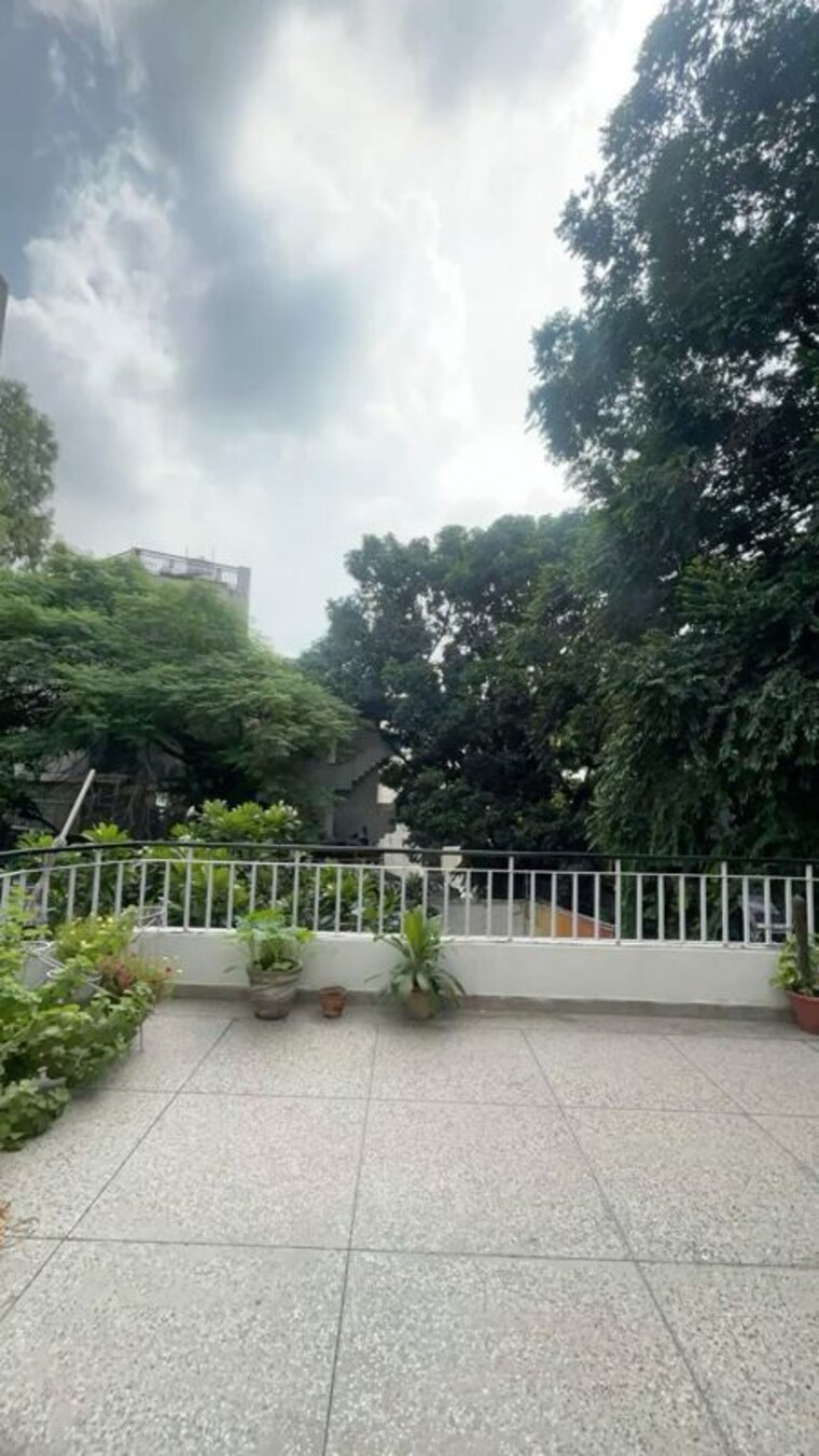 Balcony, vineet khand Pg For Girls In Vineet Khand 10709164