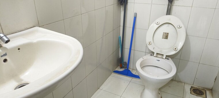 Bathroom, pranik-chambers Commercial Office Space 514 Sq.Ft. In Andheri East Mumbai 10709188