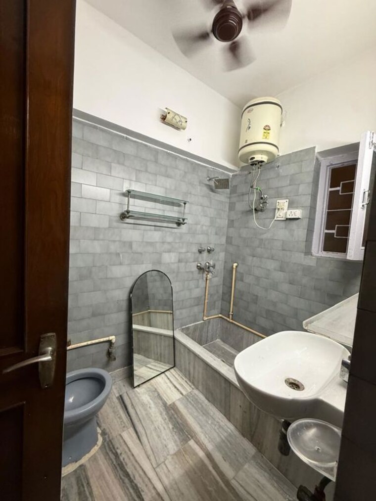 Bathroom, nehru enclave 3 Bedroom 1850 Sq.Ft. Builder Floor In Nehru Enclave Delhi 10709191