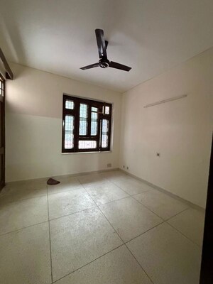 Room in 3 BHK Builder Floor at Nehru Enclave – for Rent