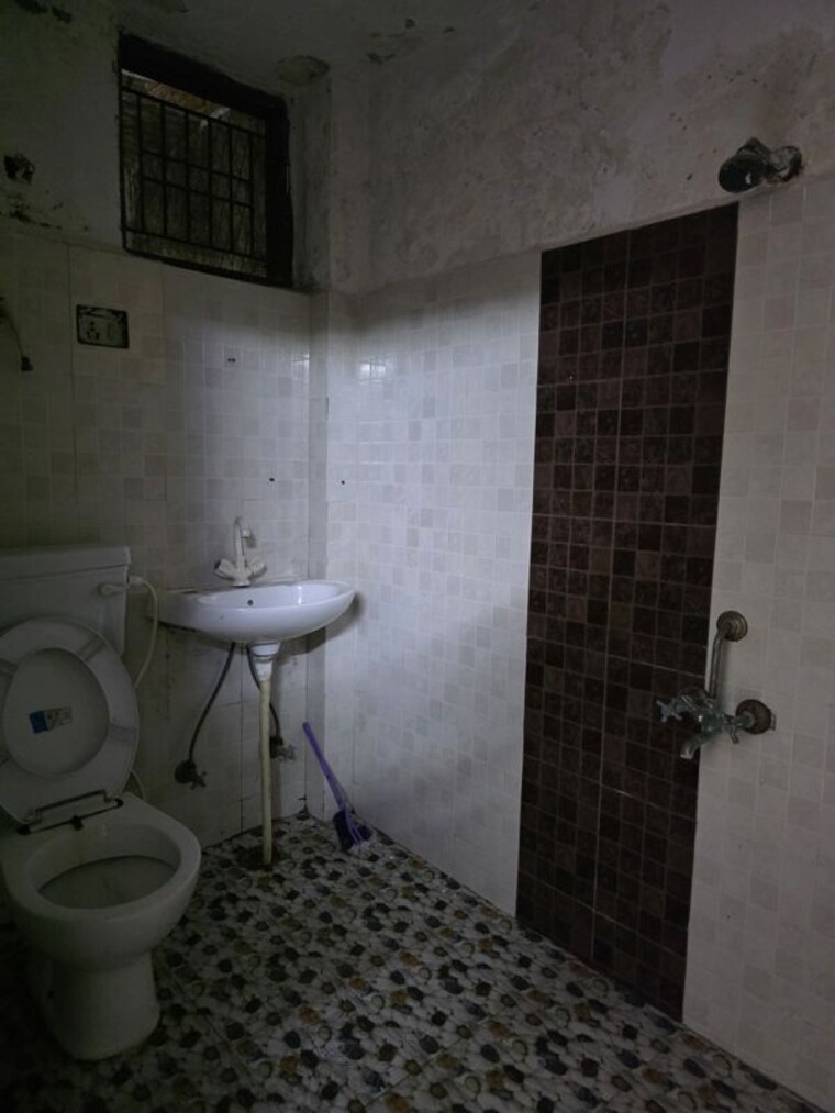 Bathroom, ganpati-villas-radhey-shyam-park 1 Bedroom 450 Sq.Ft. Apartment In Gt Road Ghaziabad 10709222