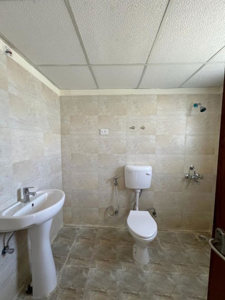 Bathroom, excella-kutumb 4 Bedroom 1500 Sq.Ft. Apartment In Sultanpur Road Lucknow 10709259
