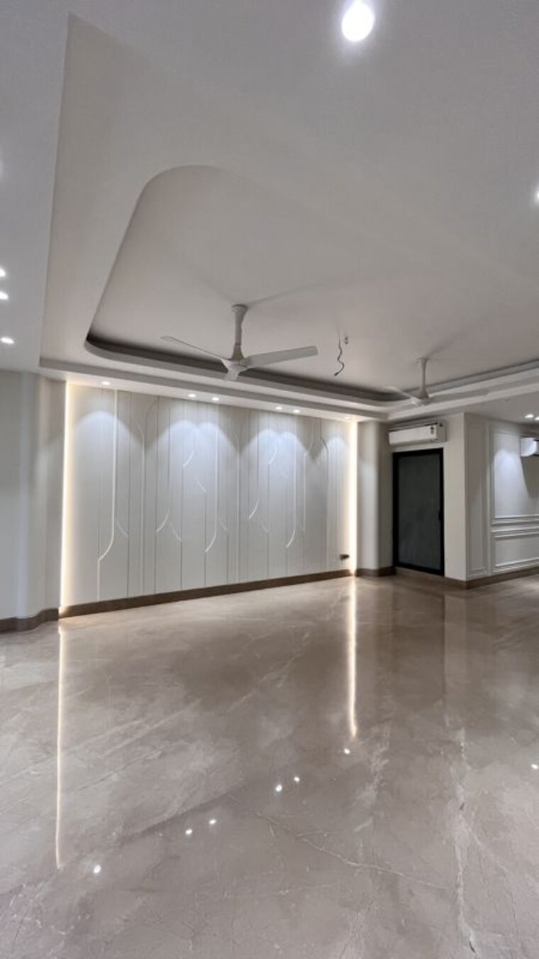Room, greater kailash i 4 Bedroom 500 Sq.Yd. Builder Floor In Greater Kailash I Delhi 10709266