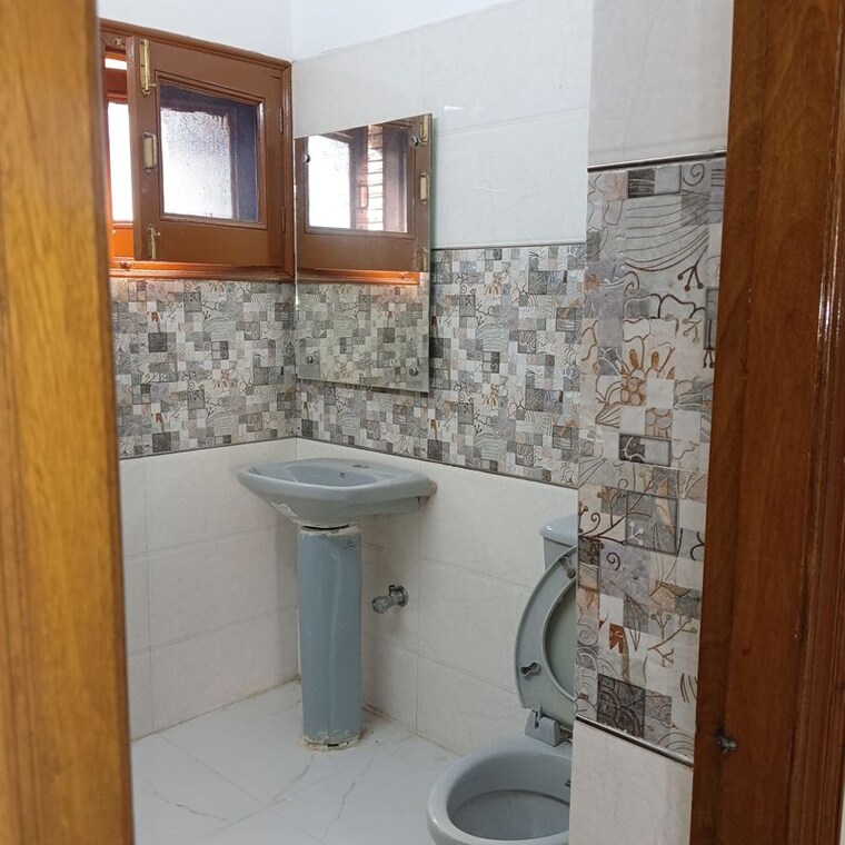 Bathroom, sector 15 3 Bedroom 2000 Sq.Ft. Builder Floor In Sector 15 Chandigarh 10709289