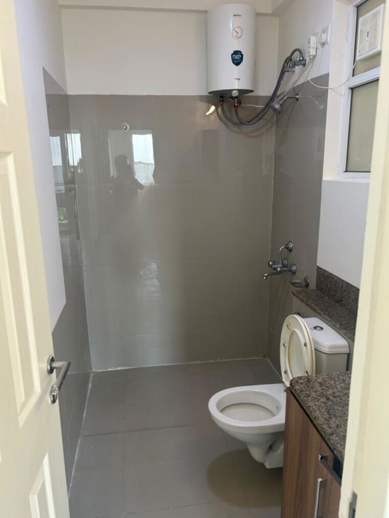 Bathroom, unitech-uniworld-gardens 3.5 Bedroom 2086 Sq.Ft. Apartment In Sector 47 Gurgaon 10709291