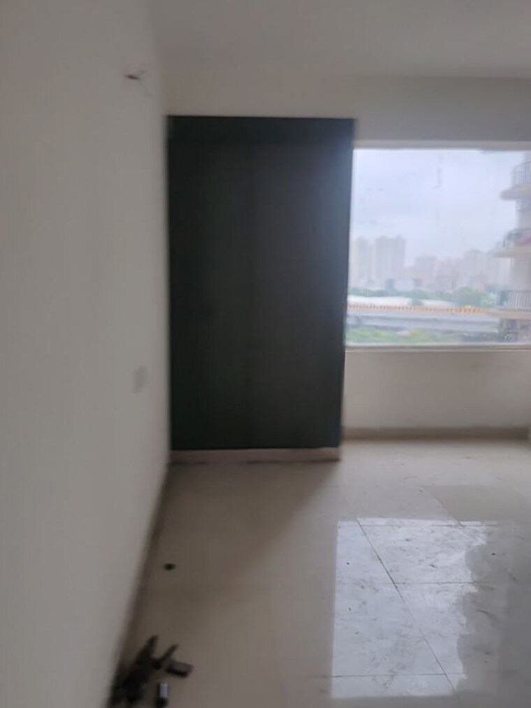 Room, sector 107 2.5 Bedroom 1350 Sq.Ft. Apartment In Sector 107 Noida 10709290