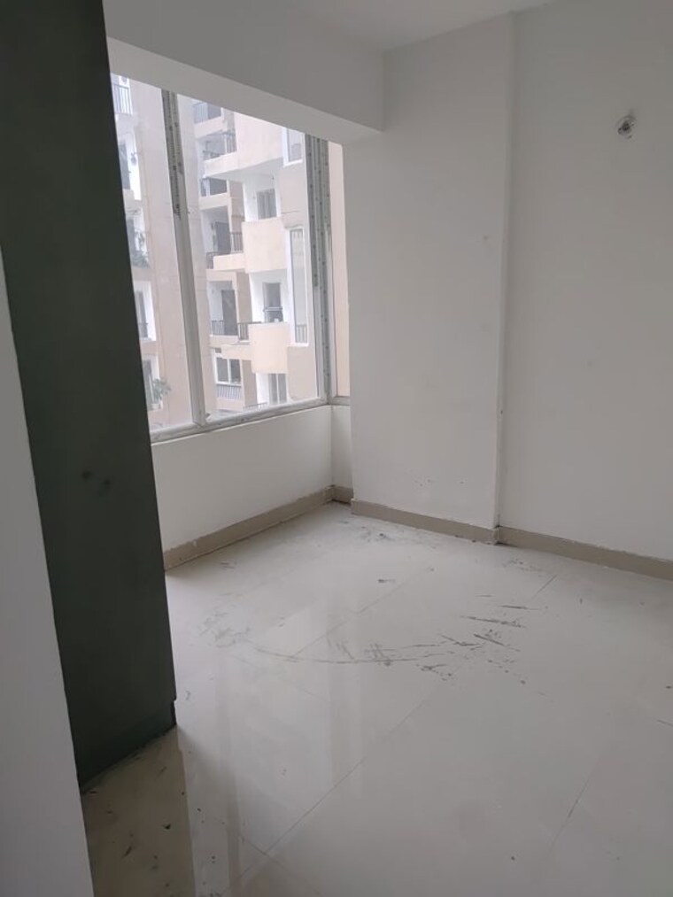 Room, sector 107 2.5 Bedroom 1350 Sq.Ft. Apartment In Sector 107 Noida 10709290