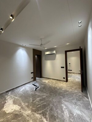 Room in 4 BHK Builder Floor at South City 1 – for Rent