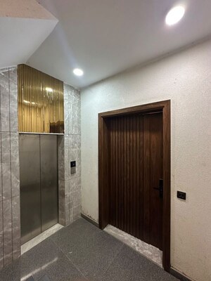 Room in 4 BHK Builder Floor at South City 1 – for Rent