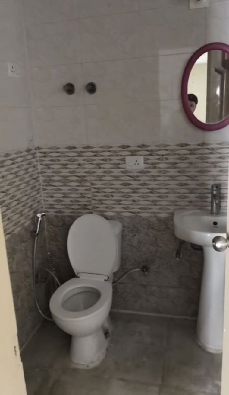Bathroom, sector 19 3 Bedroom 112 Sq.Mt. Independent House In Sector 19 Noida 10709330