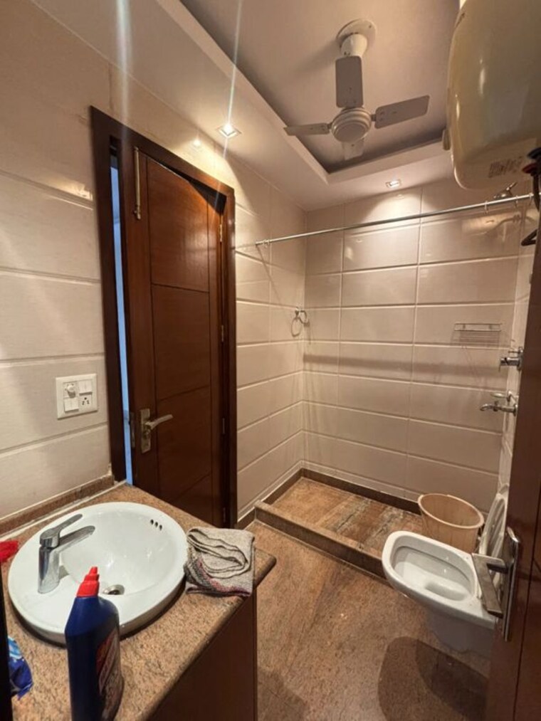 Bathroom, greater kailash i 3 Bedroom 200 Sq.Yd. Builder Floor In Greater Kailash I Delhi 10709436